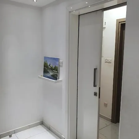 Immaculate 2-Bed Apartment In Larnaca لارنكا