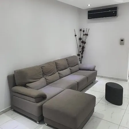 Immaculate 2-Bed Apartment In Larnaca ラルナカ